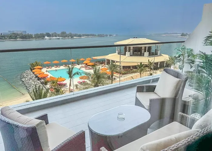Peaceful And Airy 1-Bedroom Apartment With The Palm Beach View