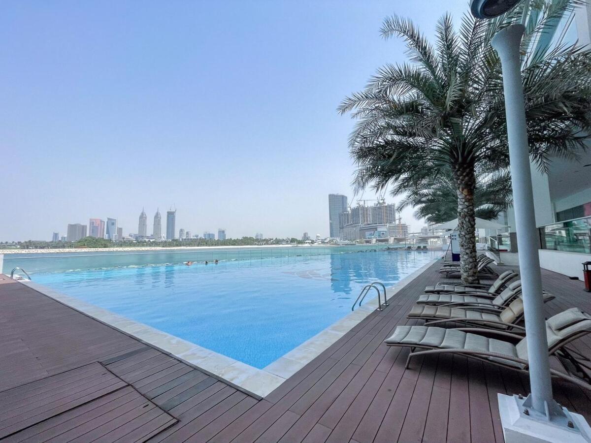 Peaceful And Airy 1-bedroom With The Palm View Apartment