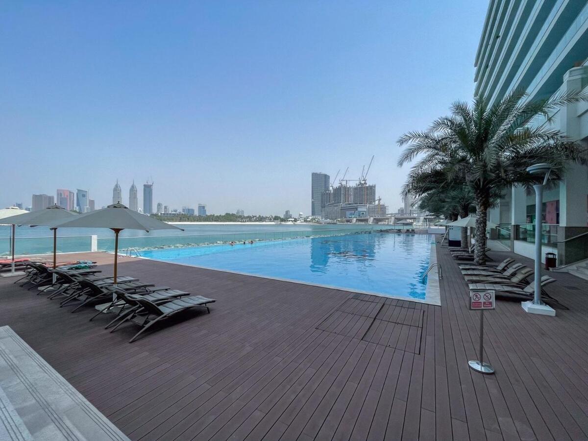 Peaceful And Airy 1-bedroom With The Palm View Apartment