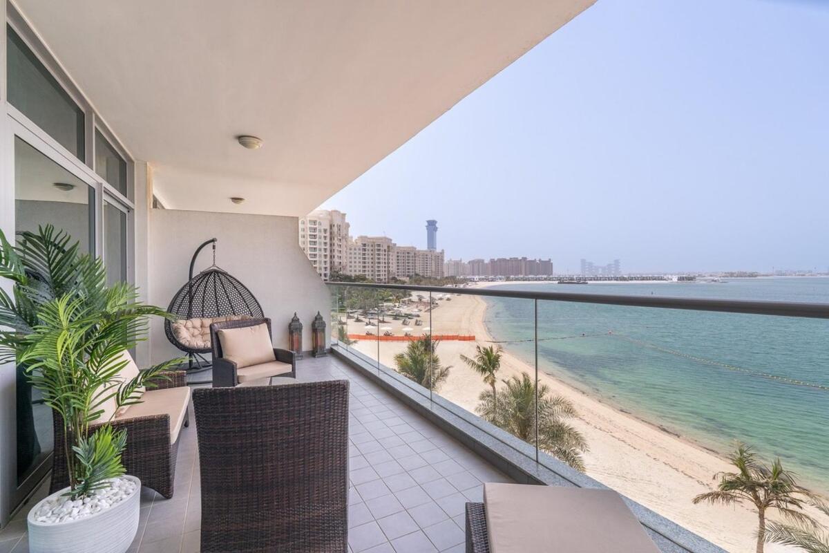 Peaceful And Airy 1-bedroom With The Palm View Apartment