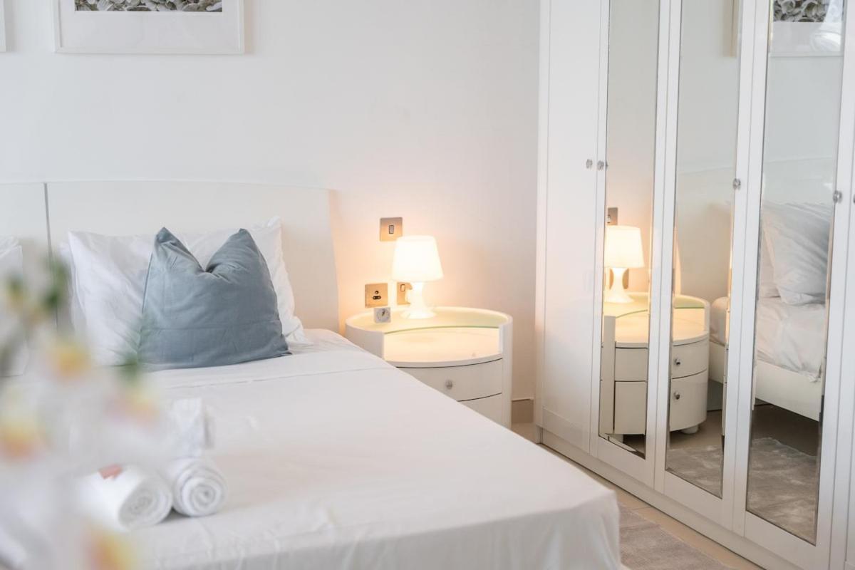 Peaceful And Airy 1-bedroom With The Palm View Apartment
