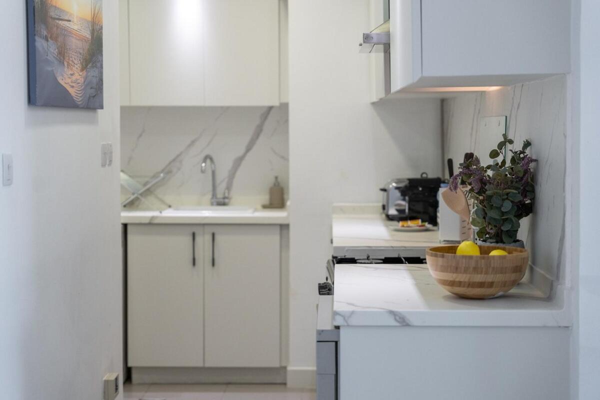 Peaceful And Airy 1-bedroom With The Palm View Apartment