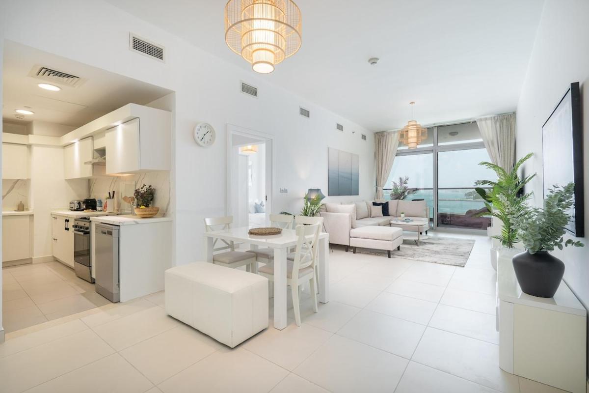 Peaceful And Airy 1-bedroom With The Palm View Apartment