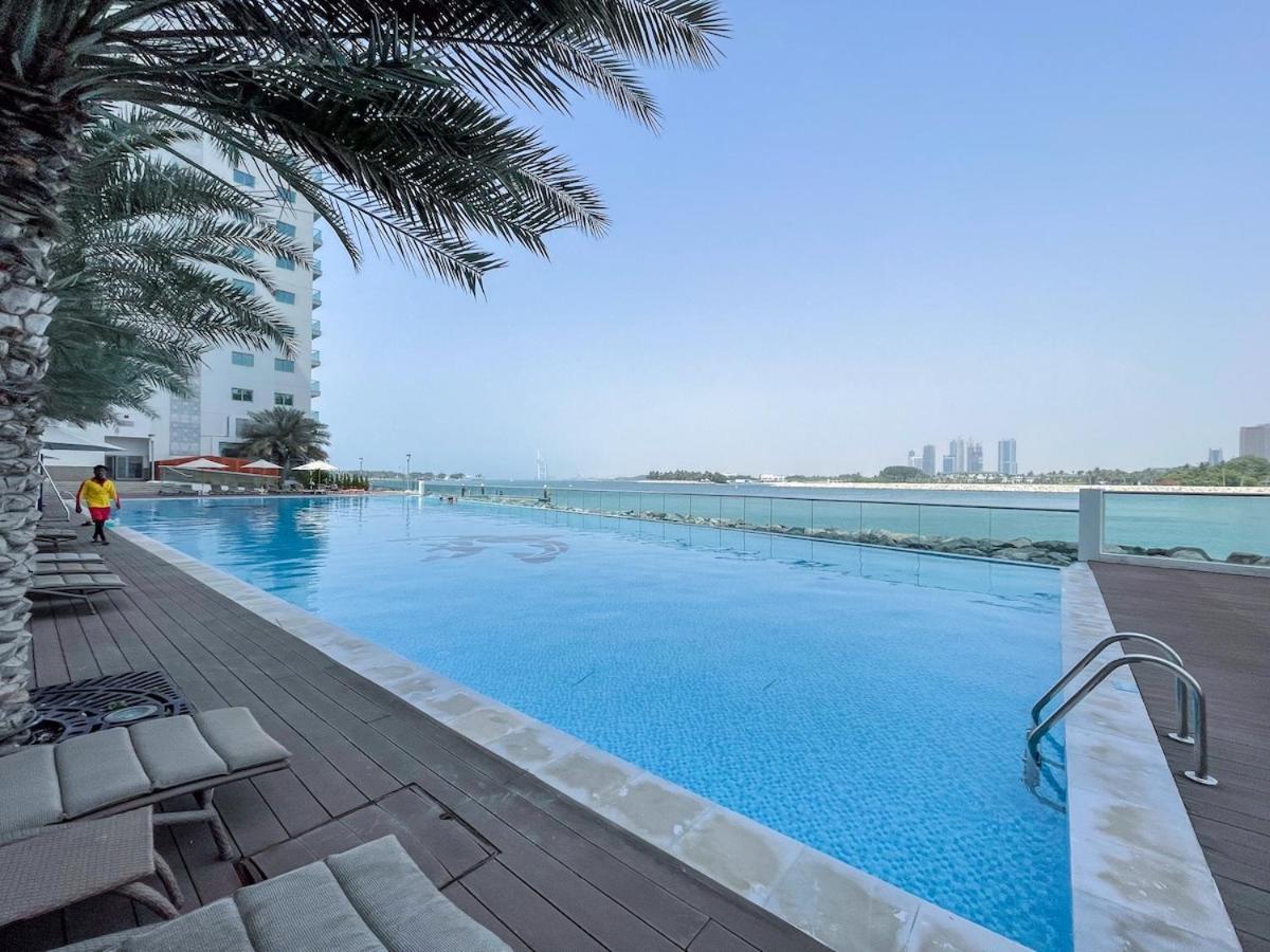 Peaceful And Airy 1-bedroom With The Palm View Apartment